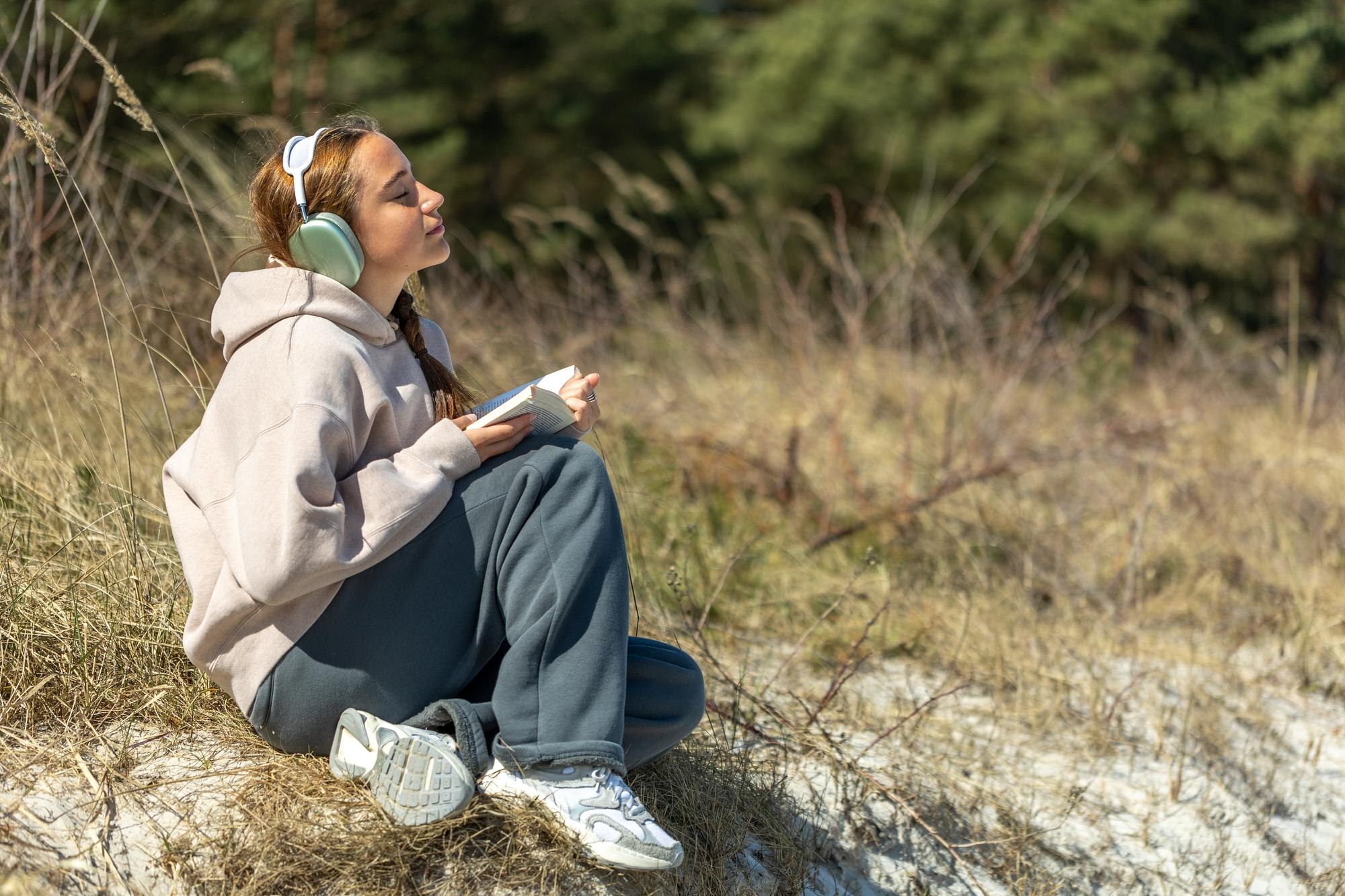 Persona descansando en la naturaleza, practicando hábitos de bienestar visual al aire libre